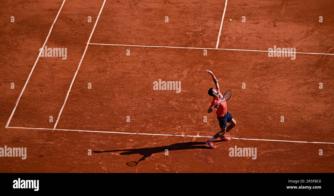 Parigi, Francia. 02nd giugno, 2023. Novak Djokovic di Serbia serve durante il torneo di tennis Grand Slam del French Open il 2 giugno 2023 allo stadio Roland Garros di Parigi. Credit: Victor Joly/Alamy Live News Foto Stock