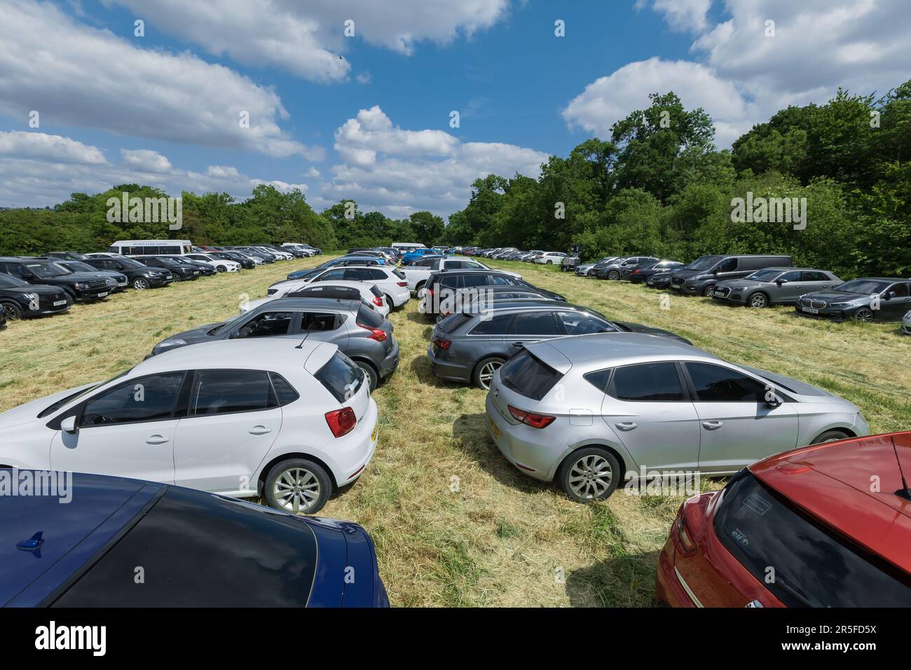 Fa Cup Final Parking, Wembley, Regno Unito. 3rd giugno 2023. Con i servizi ferroviari fortemente limitati e in alcuni settori, che non funzionano affatto, come membri del sindacato dei macchinisti, Aslef, sciopero nella loro lunga disputa sulle condizioni di lavoro e di retribuzione; Migliaia di tifosi del Manchester United e di Manchester City che si dirigono al Wembley Stadium per la prima finale di Manchester nella storia della fa Cup devono guidare fino a Wembley e pagare £25 dollari per parcheggiare nella riserva naturale locale, nel Fryent Country Park, e raggiungere a piedi il National Stadium. Foto di Amanda Rose/Alamy Live News Foto Stock