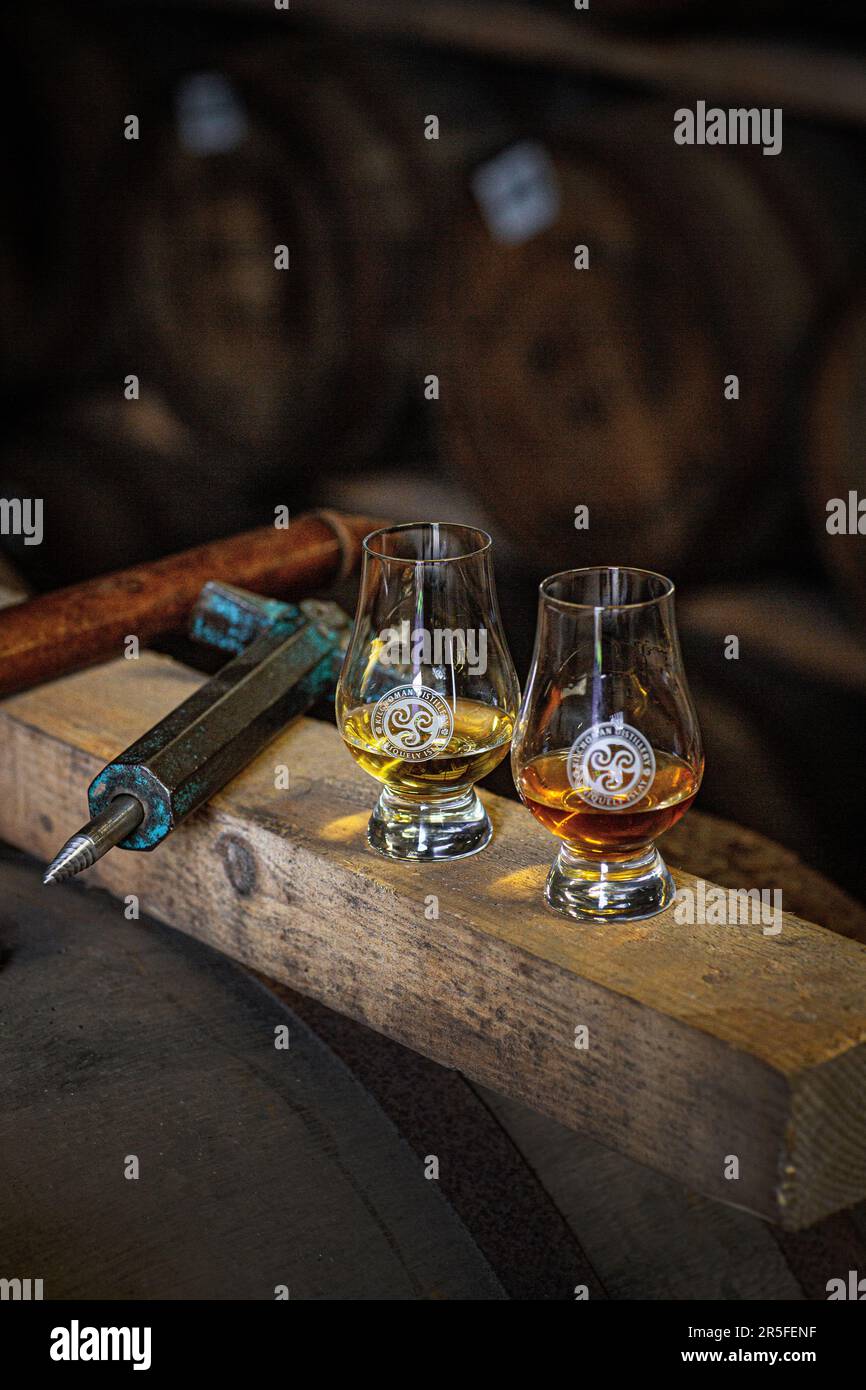 Due bicchieri di whisky e bung trestrazione presso il magazzino della distilleria Kilchoman , Islay, Scozia Foto Stock