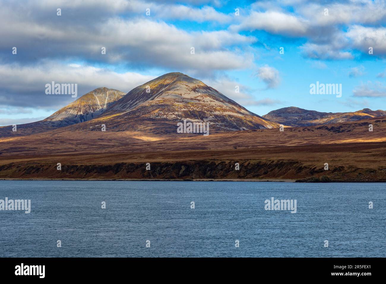 Guardando attraverso il suono della costa orientale di Isle of Islay, Argyll e Bute, Scozia Foto Stock