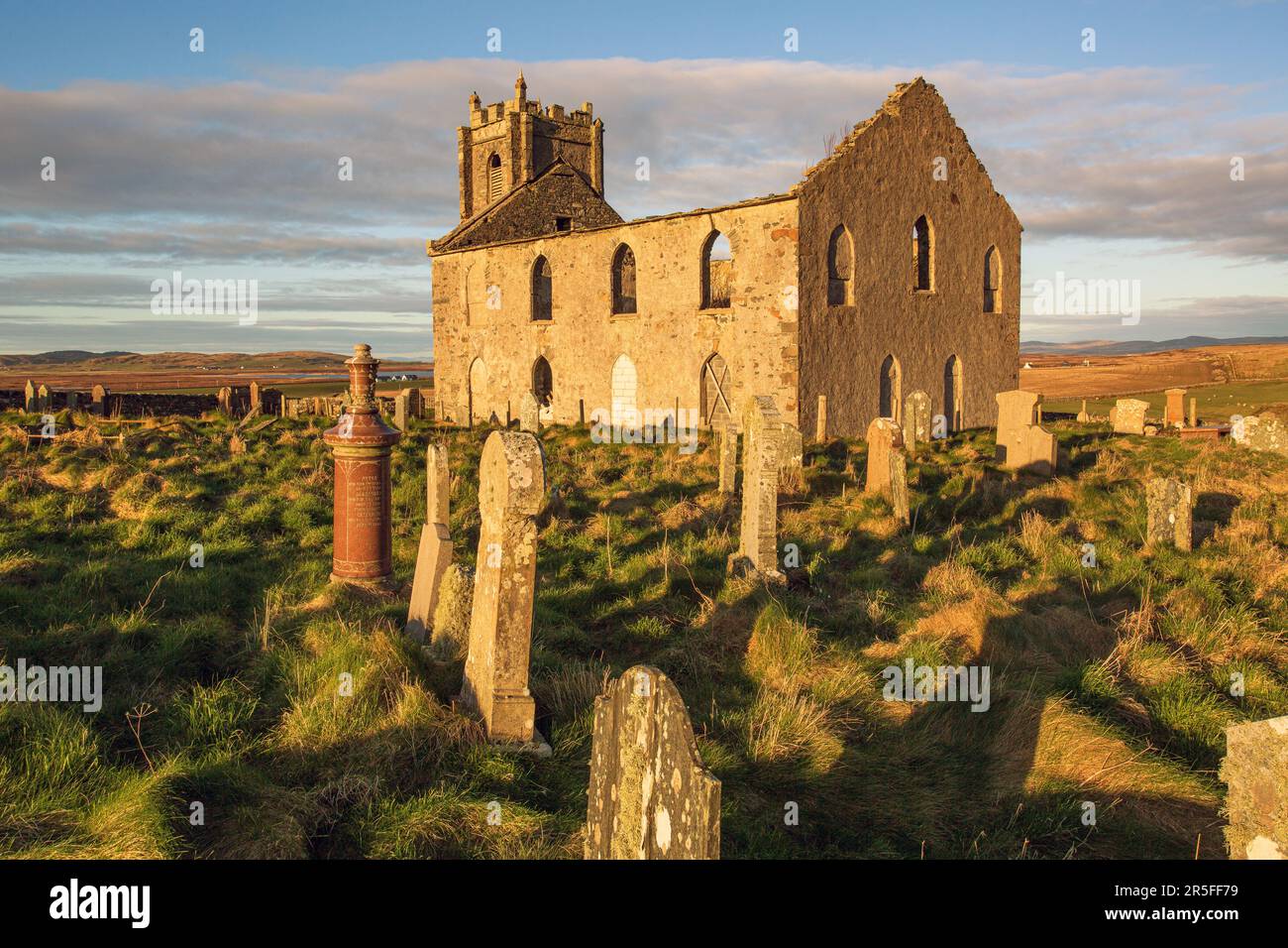 Vista panoramica della vecchia chiesa parrocchiale di Kilchoman sull'isola di Islay, Scozia, Regno Unito Foto Stock