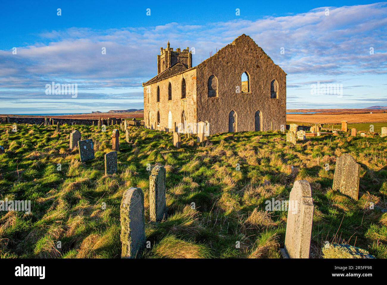 Vista panoramica della vecchia chiesa parrocchiale di Kilchoman sull'isola di Islay, Scozia, Regno Unito Foto Stock