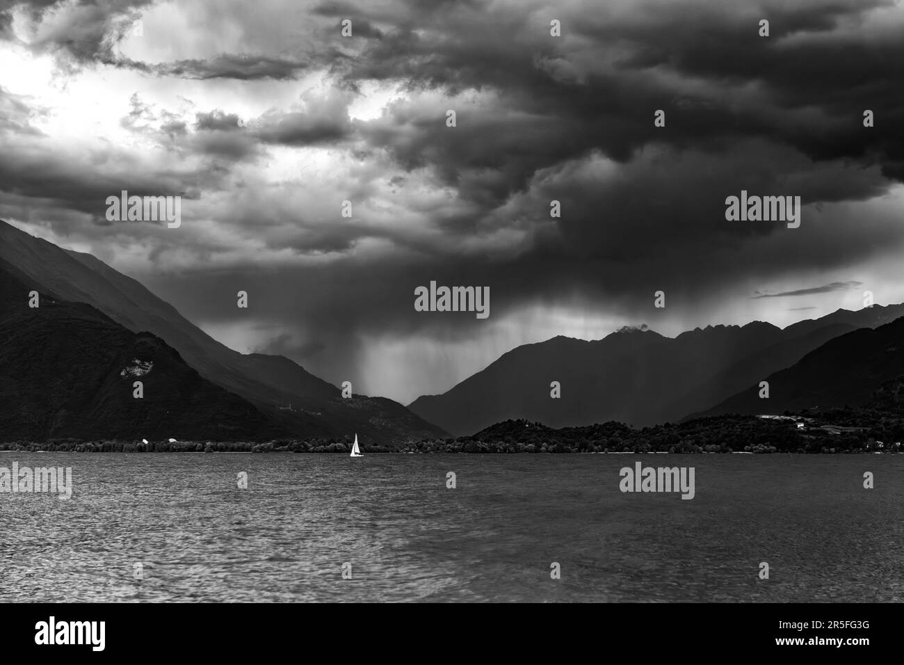 Pioggia sul lago di Como in estate Foto Stock