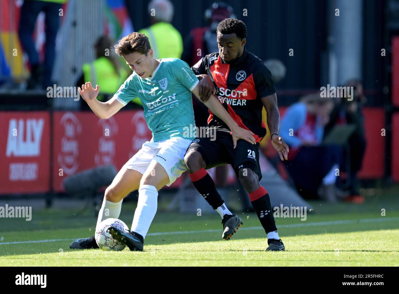 ALMERE - (lr) Simon Janssen di VVV Venlo, Hamdi Akujobi di Almere City FC durante la partita di promozione/retrocessione tra Almere City FC e VVV-Venlo presso lo stadio Almere City FC il 3 giugno 2023 ad Almere, Paesi Bassi. ANP GERRIT VAN COLOGNE Foto Stock