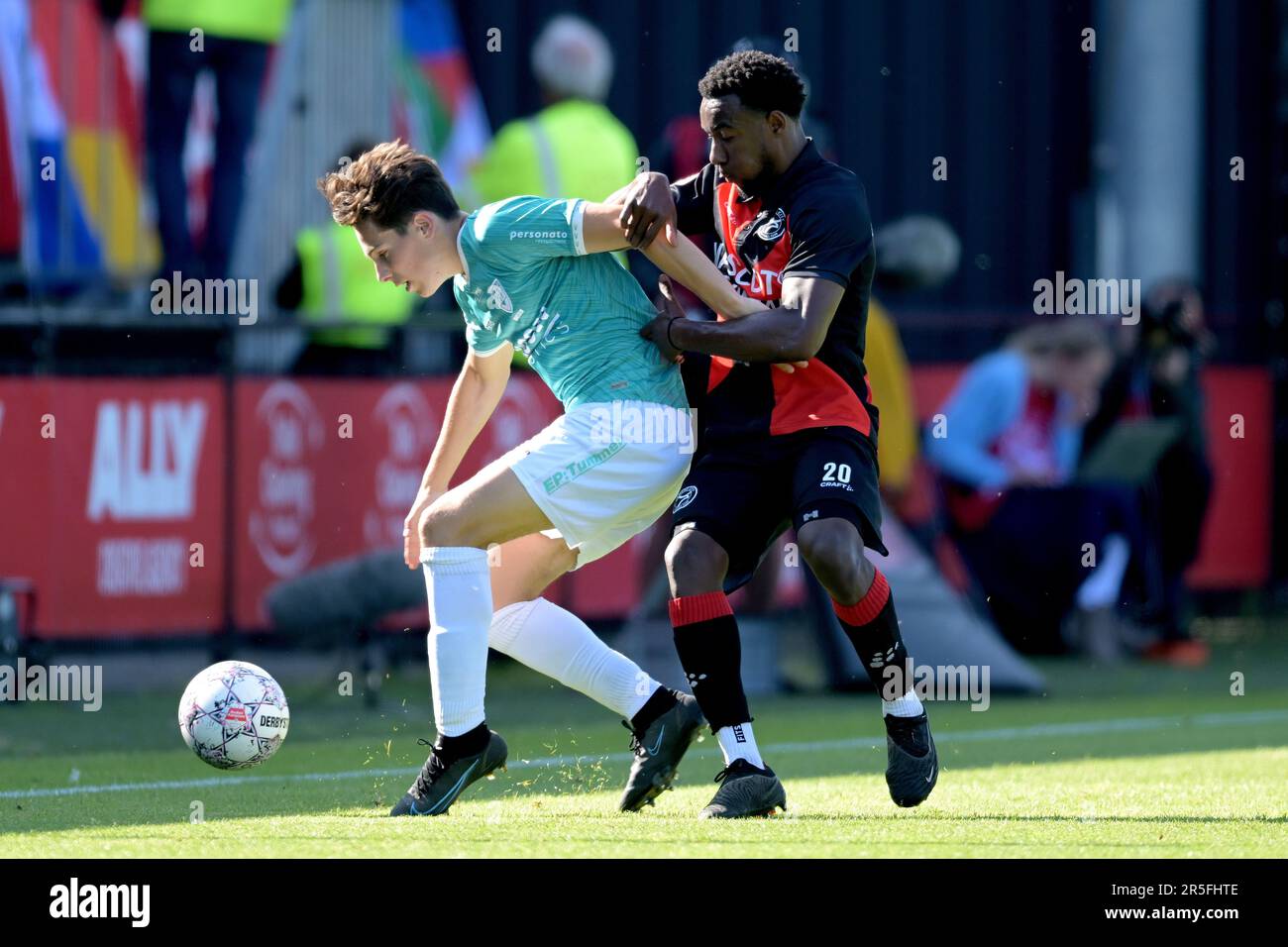 ALMERE - (lr) Simon Janssen di VVV Venlo, Hamdi Akujobi di Almere City FC durante la partita di promozione/retrocessione tra Almere City FC e VVV-Venlo presso lo stadio Almere City FC il 3 giugno 2023 ad Almere, Paesi Bassi. ANP GERRIT VAN COLOGNE Foto Stock