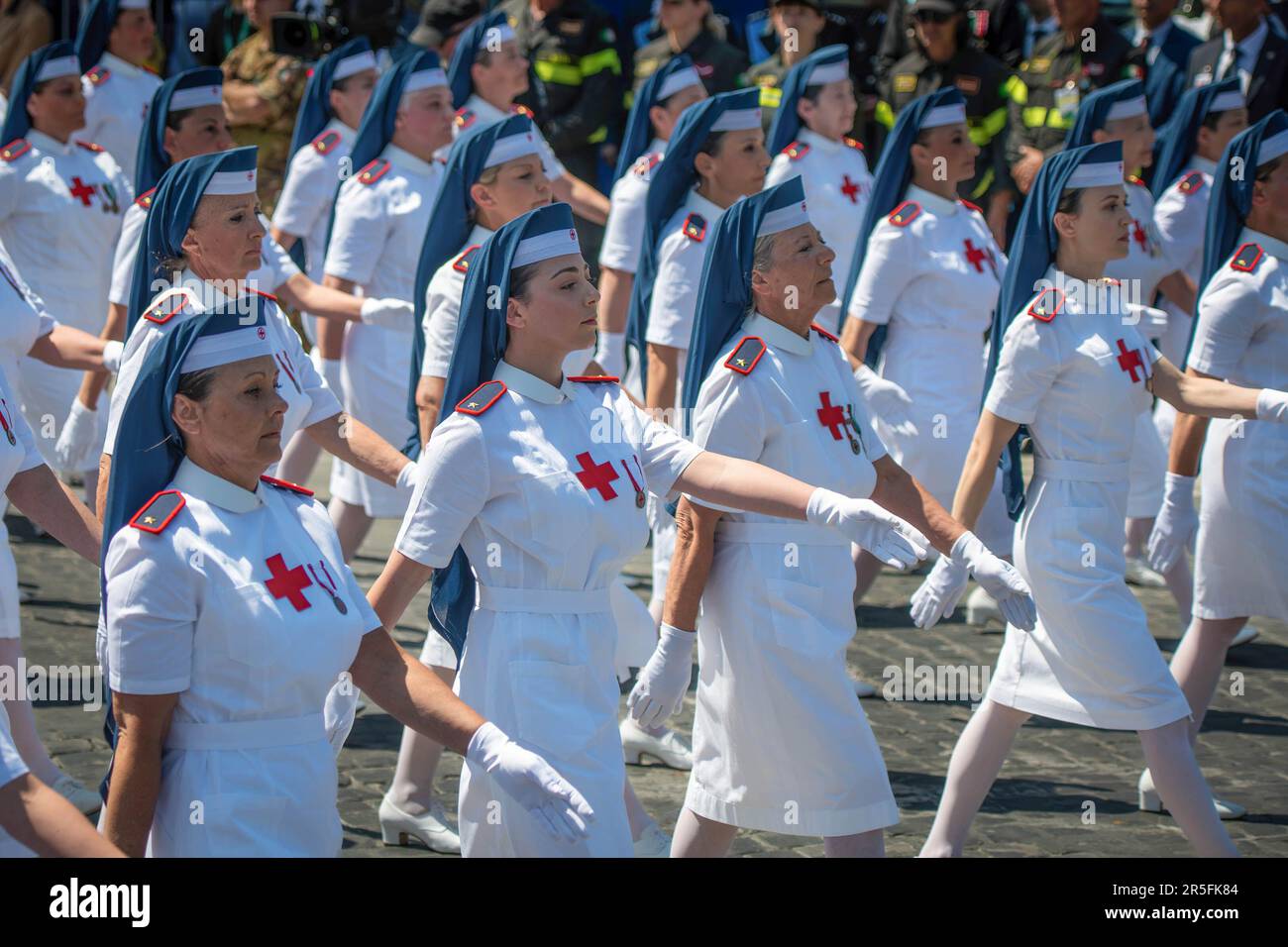 Roma, Italia. 02nd giugno, 2023. La Croce Rossa partecipa alla parata per celebrare la 78th° Giornata della Repubblica Italiana in via dei fori Imperiali. Sfilata in via dei fori Imperiali per il 78th° anniversario della Repubblica Italiana. La parata ha visto la partecipazione di circa 5.500 membri dello Stato: Personale militare e civile, corpi armati e non, bandiere e bandiere, bande militari e fanfares. (Foto di Marcello Valeri/SOPA Images/Sipa USA) Credit: Sipa USA/Alamy Live News Foto Stock