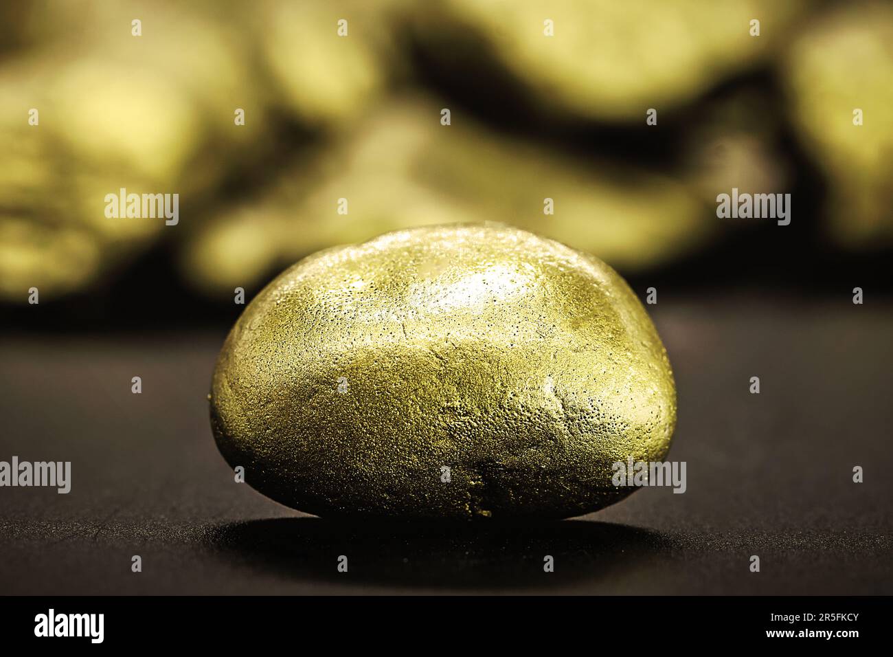 Pepite dorate isolate su sfondo nero. Concetto di lusso. Foto Stock