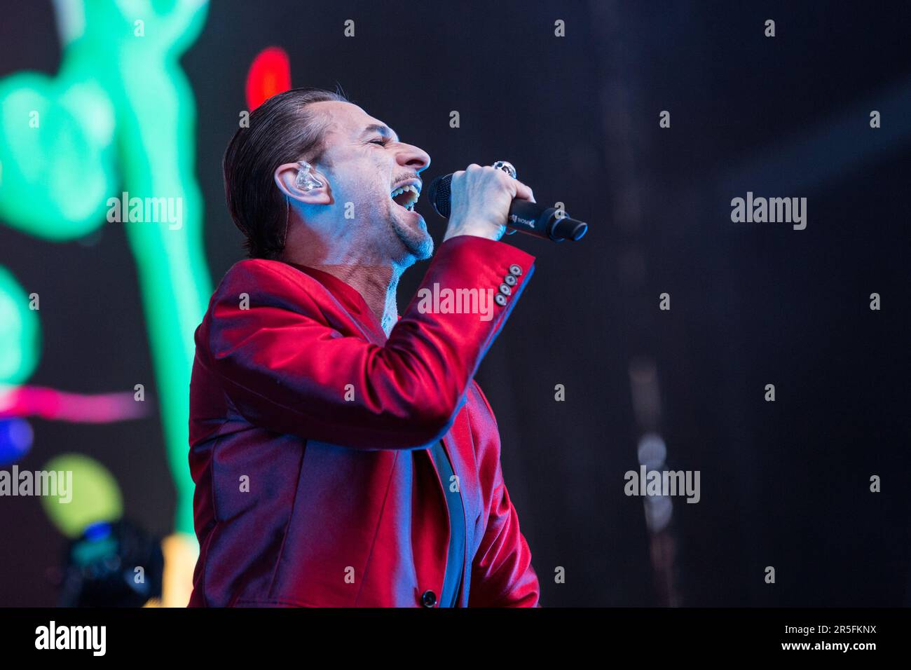 Colonia, Germania. 05 giugno 2017. Dave Gahan e Depeche Mode eseguire live al Rhein Energie Stadium di Colonia Germania in mezzo a stretto controllo di sicurezza Foto Stock