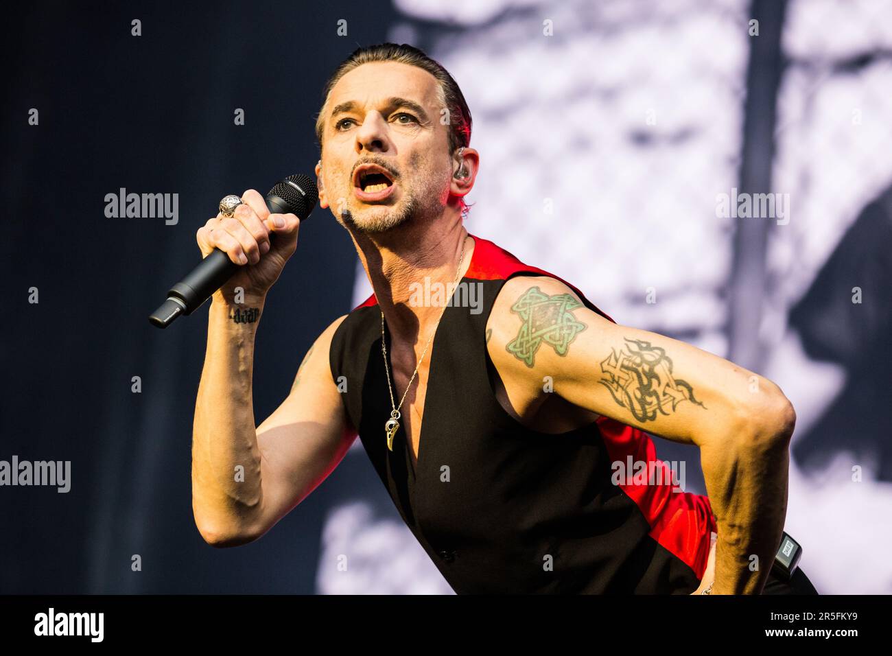 Colonia, Germania. 05 giugno 2017. Dave Gahan e Depeche Mode eseguire live al Rhein Energie Stadium di Colonia Germania in mezzo a stretto controllo di sicurezza Foto Stock