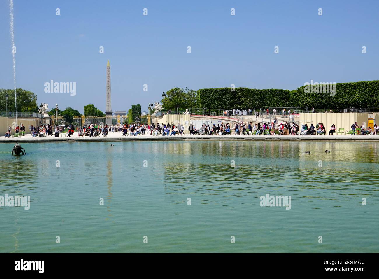 Folle di persone, turisti, visitatori, nel Jardin des Tuileries, Parigi, Francia. Foto Stock
