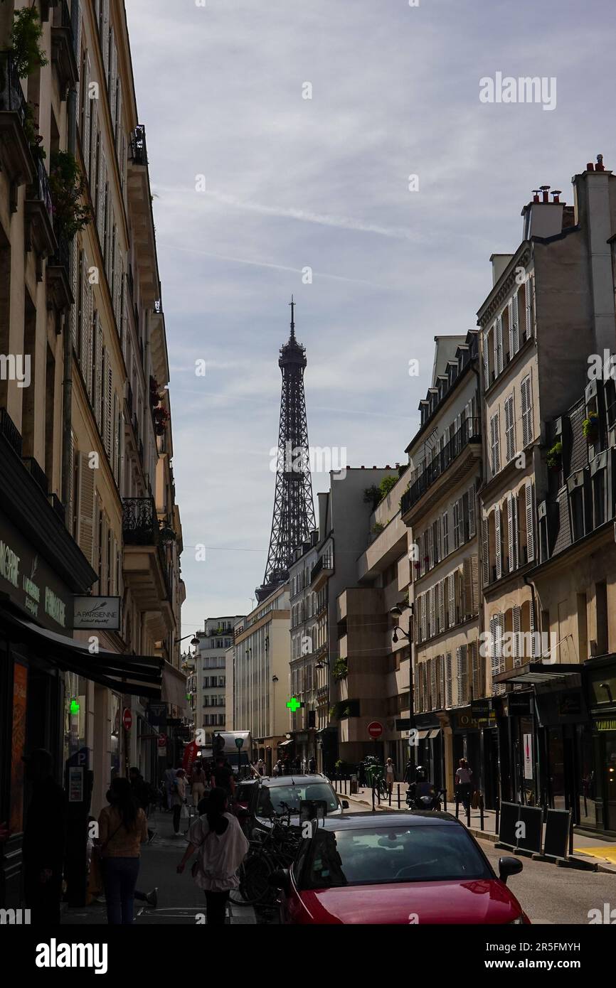 La Torre Eiffel si affaccia sulla strada trafficata di Rue Saint-Dominique nel 7th° arrondissement, mentre la gente si prende cura della propria vita quotidiana, Parigi, Francia. Foto Stock