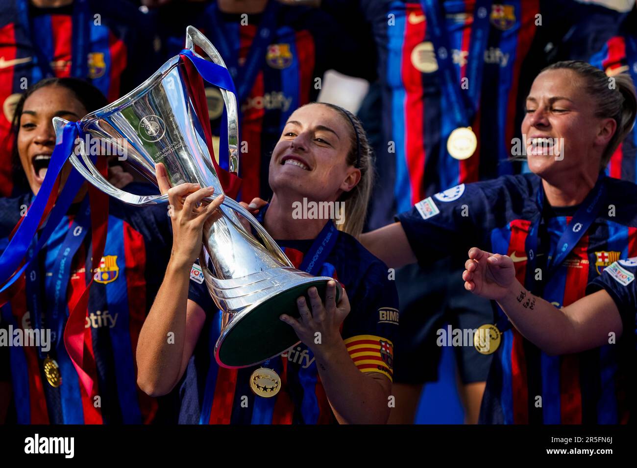 Eindhoven, Paesi Bassi. 03rd giugno, 2023. EINDHOVEN, PAESI BASSI - 3 GIUGNO: Alexia Putellas del FC Barcelona alza il trofeo UEFA Women's Champions League dopo la finale di UEFA Women's Champions League tra il FC Barcelona e VfL Wolfsburg allo stadio PSV il 3 giugno 2023 a Eindhoven, Paesi Bassi (Foto di Andre Weening/Orange Pictures) Credit: Orange Pics BV/Alamy Live News Foto Stock