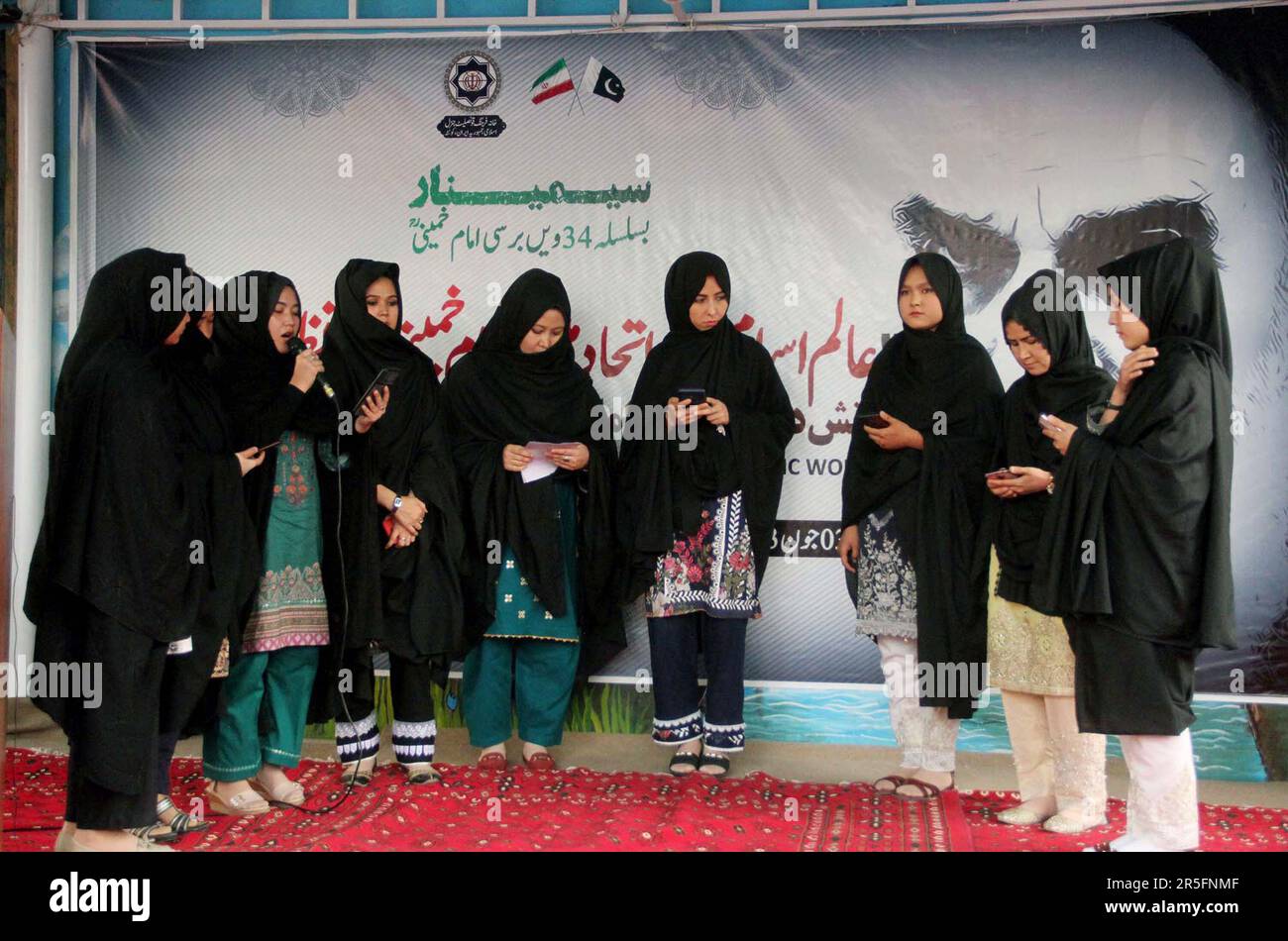Le studentesse sono in omaggio a Imam Khomeini (R.A) durante la cerimonia di condoglianza in occasione del 34th° anniversario di morte del leader supremo iraniano Imam Khomeini organizzato da Khana Farhang Iran, che si è tenuto presso la sede del Consolato iraniano di Quetta sabato 3 giugno 2023. Foto Stock