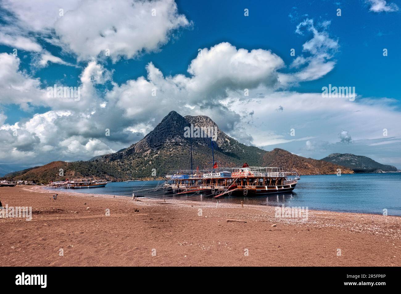 Barche. La spiaggia, e montagna di Mosè (Musa Dağı) ad Adrasan sulla Via Licia, Adrasan, Turchia Foto Stock