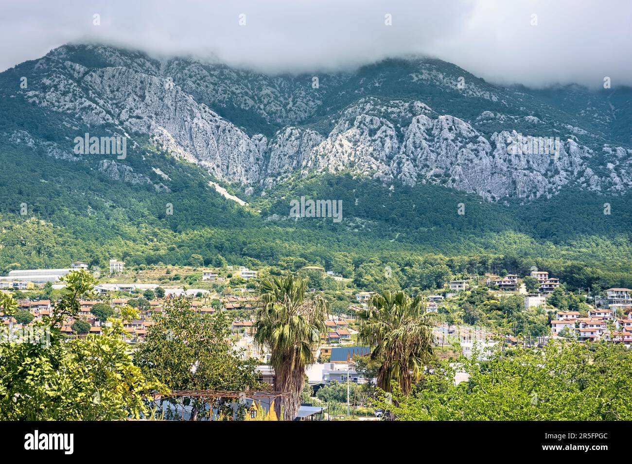 Guardando fuori alle montagne Olympos-Bey temporeggiate, Karaöz, Turchia Foto Stock