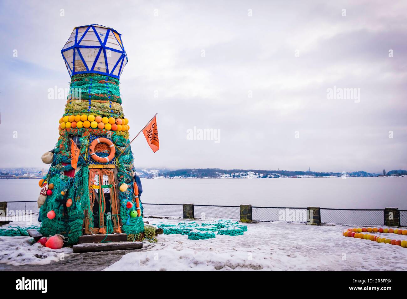 Scultura colorata di un faro del Fram Museum di Oslo, Norvegia, fatta di rifiuti di plastica Foto Stock