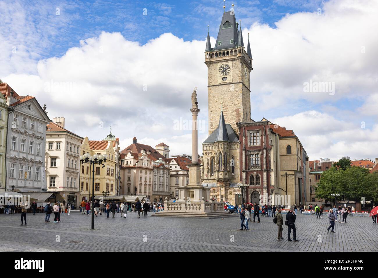 Praga, REPUBBLICA CECA - 17th maggio 2023: La piazza principale Staroměstské náměstí a Praga con il municipio, colonna mariana e turisti. Foto Stock