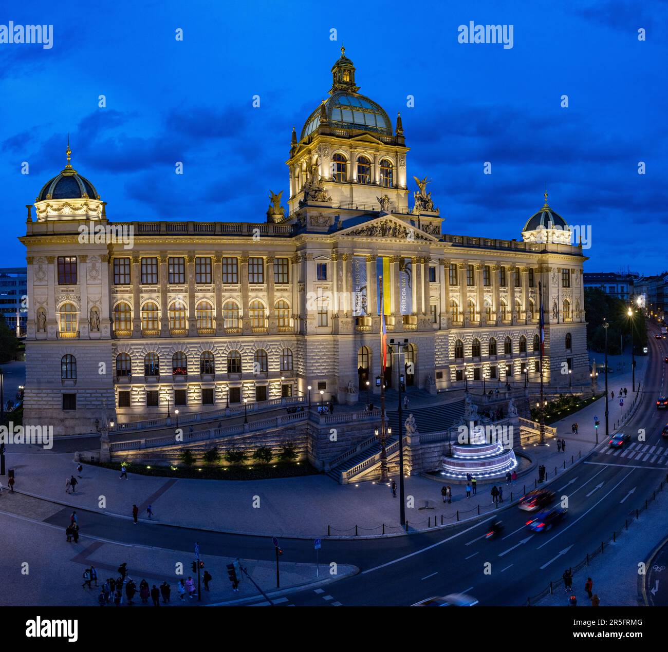 Praga, REPUBBLICA CECA - 17th maggio 2023: Il Museo Nazionale di Praga con i visitatori in giro durante l'ora blu. Foto Stock