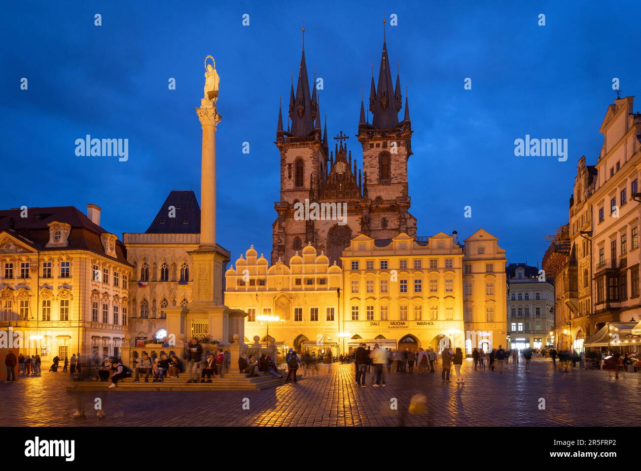 Praga, REPUBBLICA CECA - 19th maggio 2023: La piazza principale Staroměstské náměstí a Praga con la chiesa gotica di Teyn, colonna mariana e turisti Foto Stock