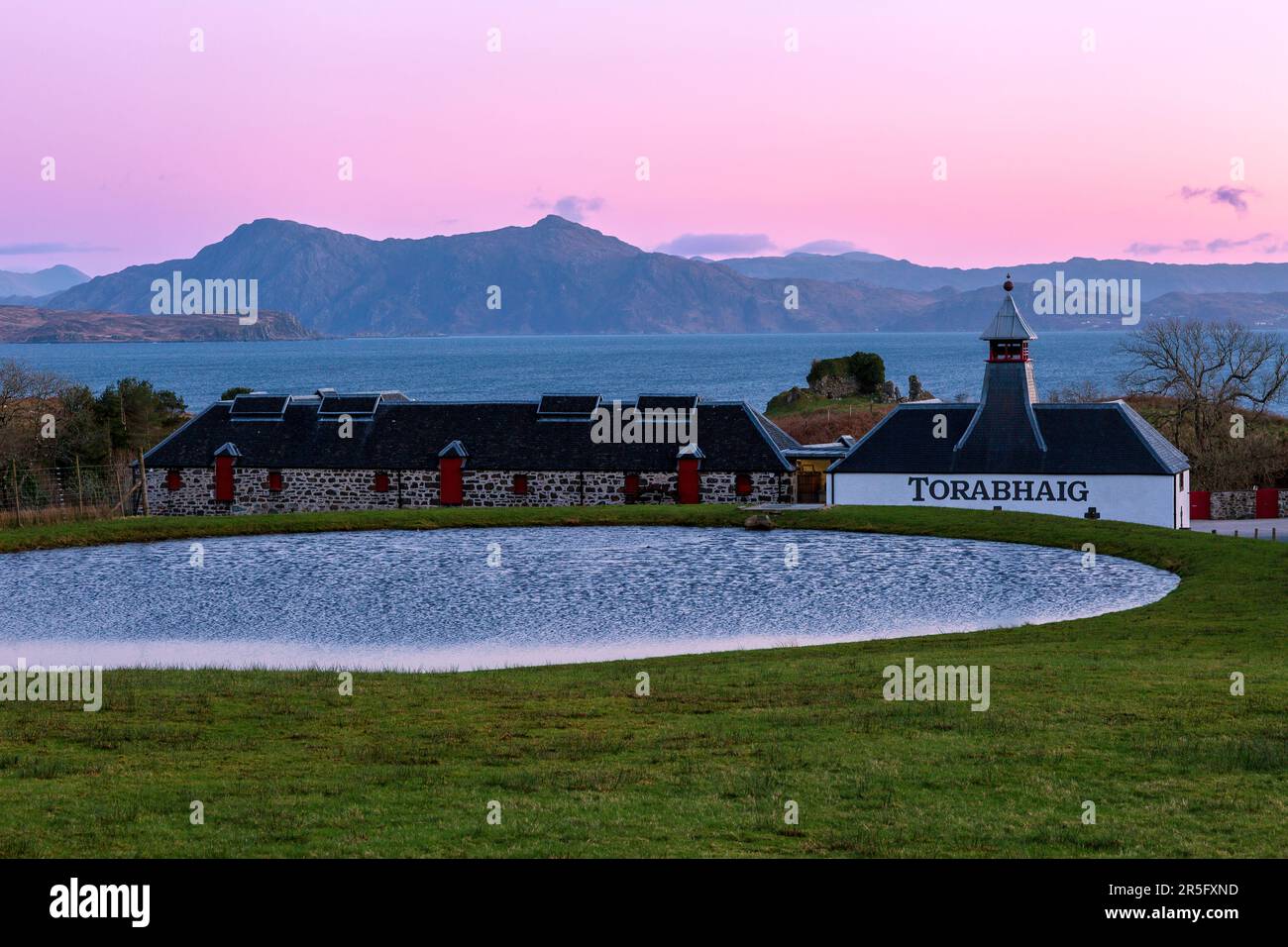 Vista esterna dalla distilleria Torabhaig sull'isola di Skye, Scozia Foto Stock