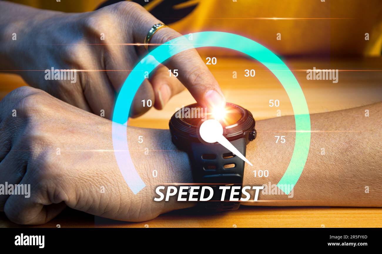 Connessione internet veloce tecnologia di banda di rete più veloce uomo che utilizza internet ad alta velocità con smartphone e computer portatile. Qualità 5G, velocità o Foto Stock