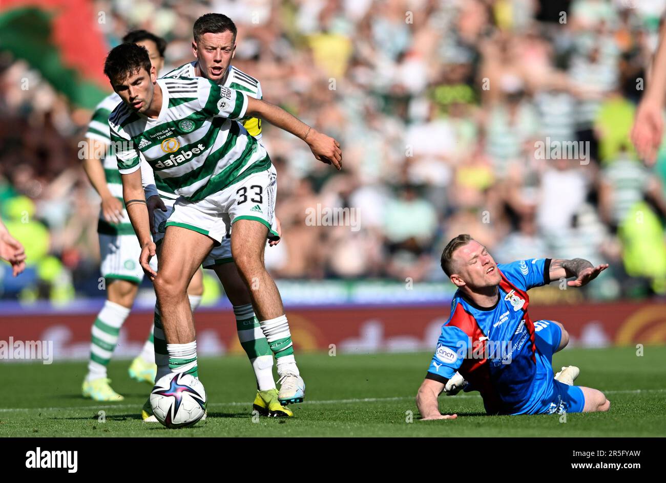 Glasgow, Regno Unito. 3rd giugno, 2023. Matt o'Riley di Celtic e Billy McKay di Inverness Caledonian Thistle durante la partita di Coppa Scozzese ad Hampden Park, Glasgow. Il credito dell'immagine dovrebbe essere: Neil Hanna/Sportimage Credit: Sportimage Ltd/Alamy Live News Foto Stock