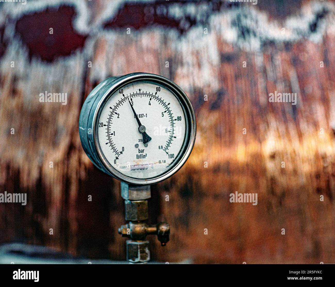 Indicatore di temperatura dell'alcool con rame ancora in background presso Distillery Brewery . Foto Stock
