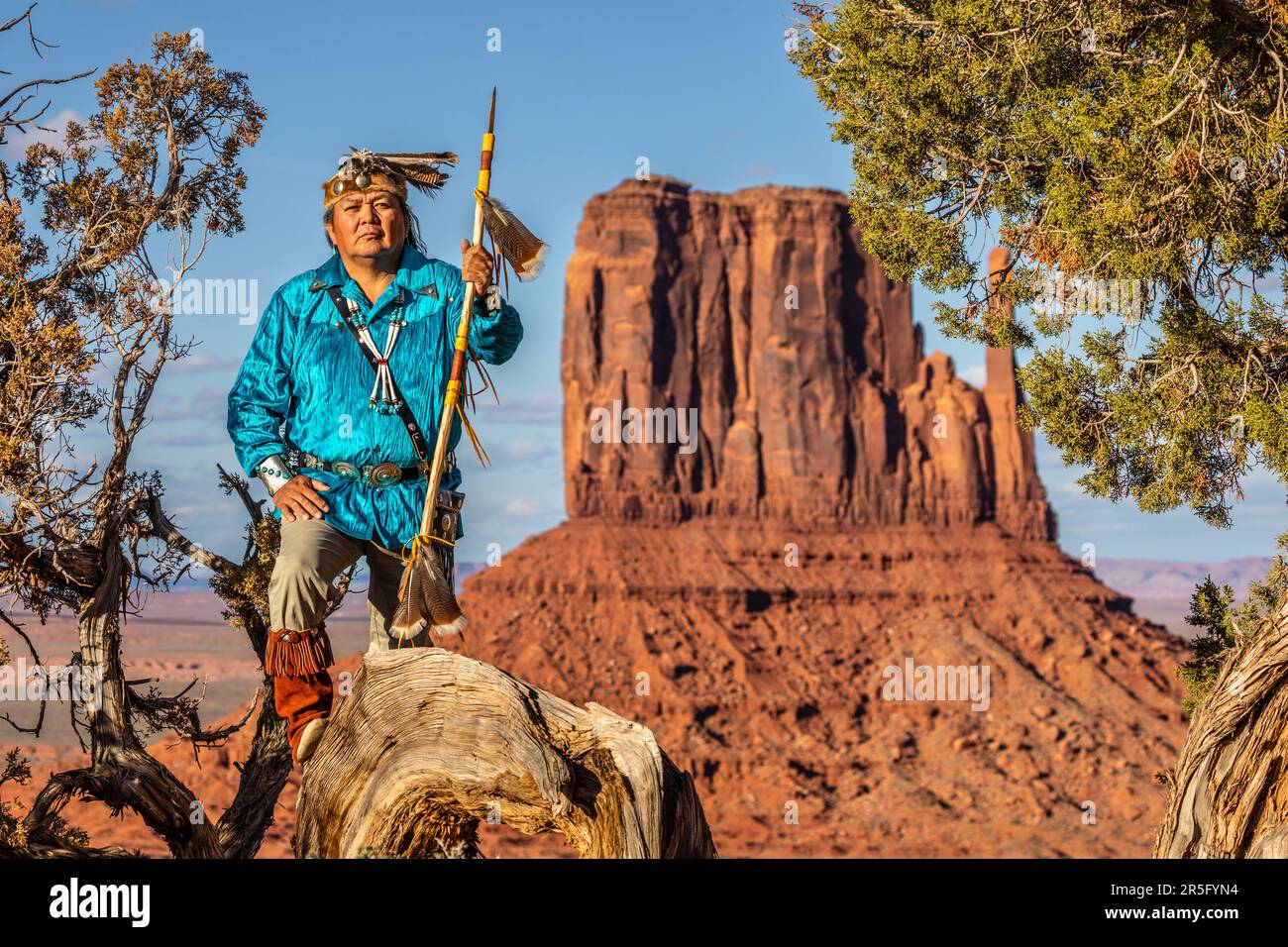 Guerriero Navajo indiano americano con lancia al Monument Valley Navajo Tribal Park, Arizona, Stati Uniti Foto Stock