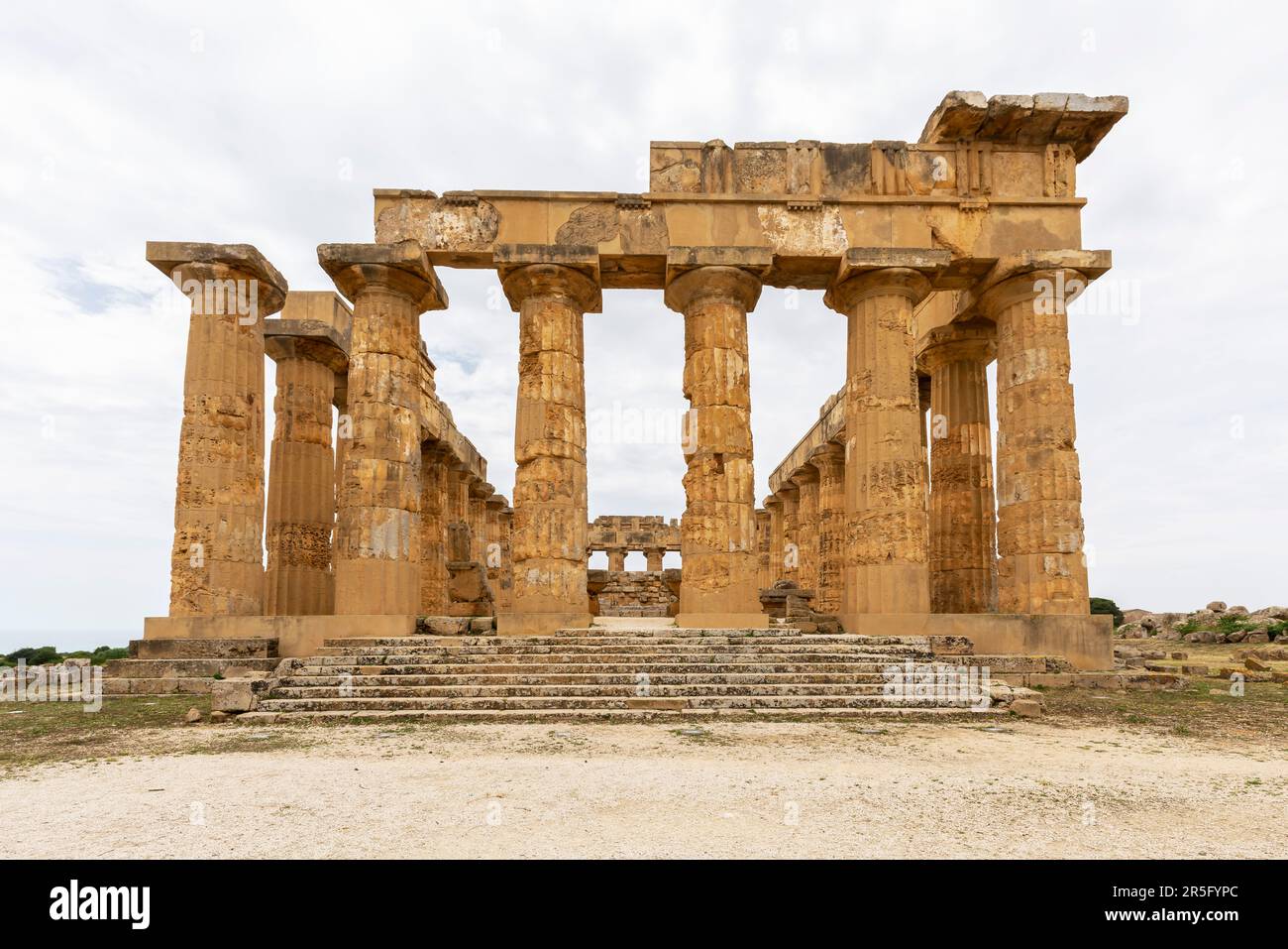 Il Tempio di Hera a Selinunte (Tempio e sulla collina orientale), antica città greca. Parco Archeologico, Selinunte a Castelvetran. È il migliore contro Foto Stock