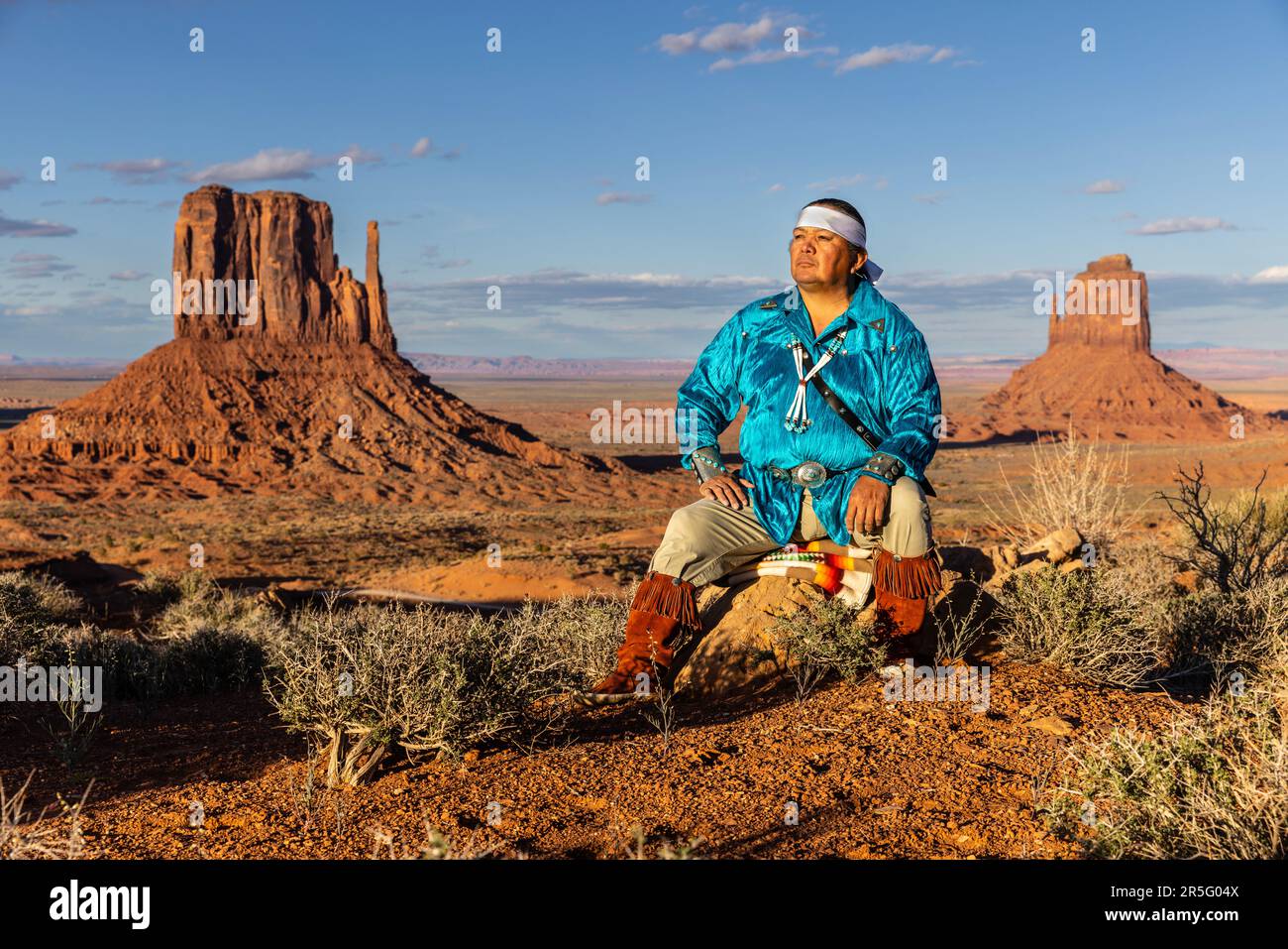 Guerriero Navajo indiano americano con lancia al Monument Valley Navajo Tribal Park, Arizona, Stati Uniti Foto Stock