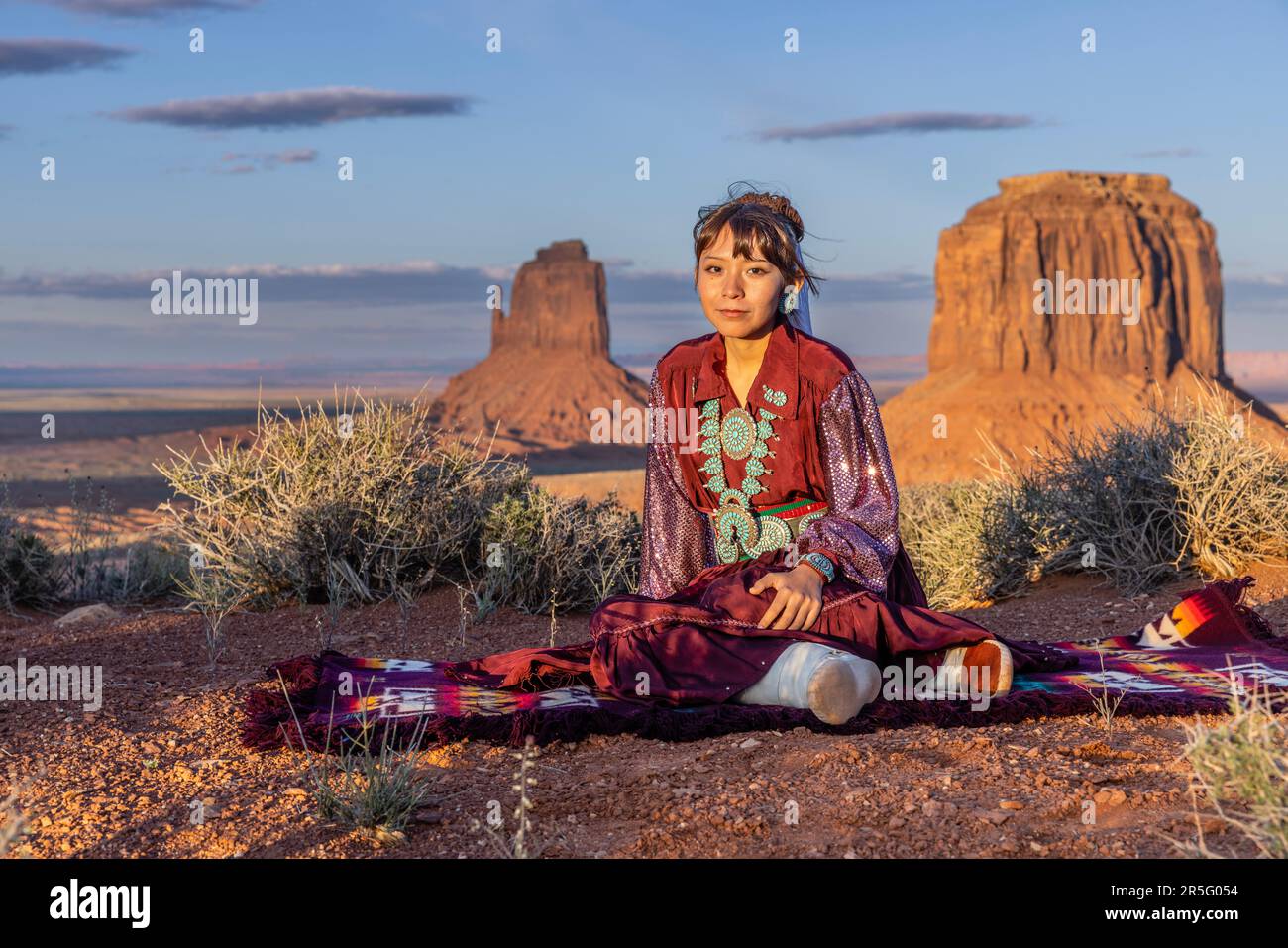 Giovane ragazza americana indiana Navajo al tramonto della Monument Valley, Arizona, Stati Uniti Foto Stock