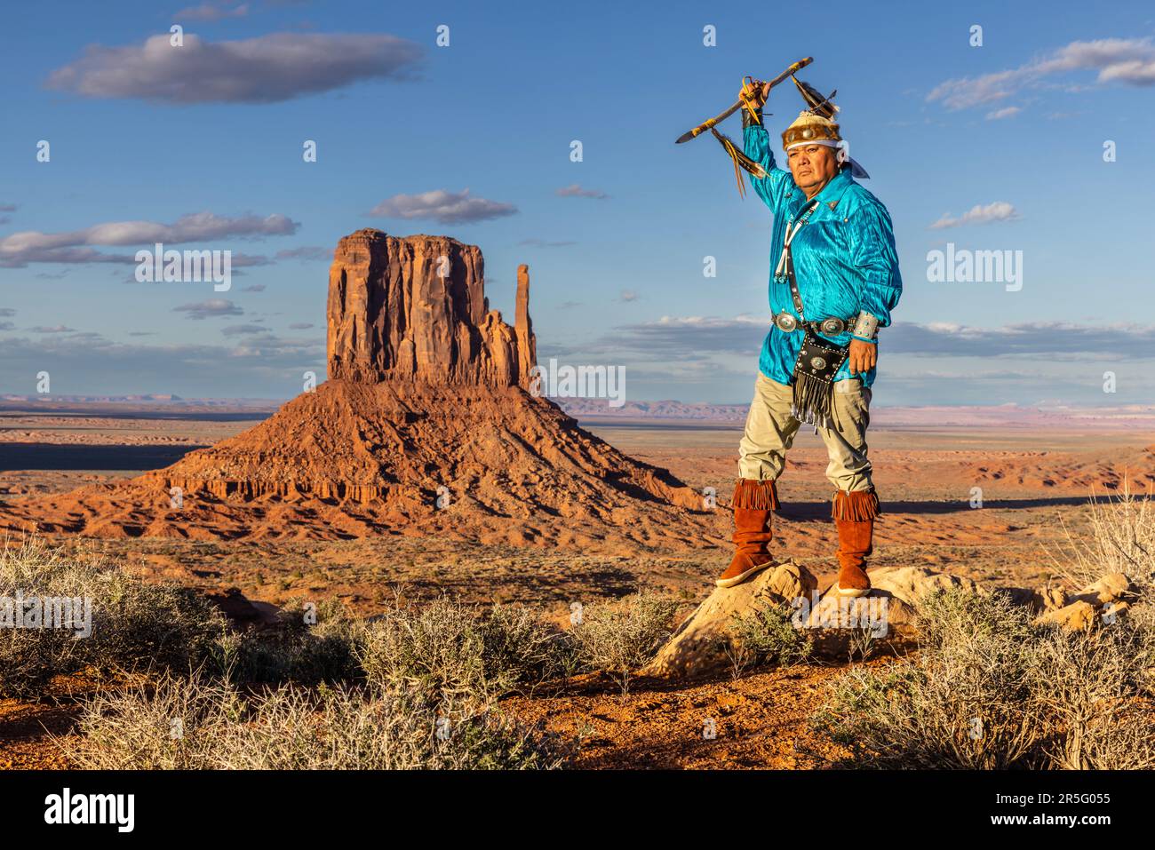 Guerriero Navajo indiano americano con lancia al Monument Valley Navajo Tribal Park, Arizona, Stati Uniti Foto Stock