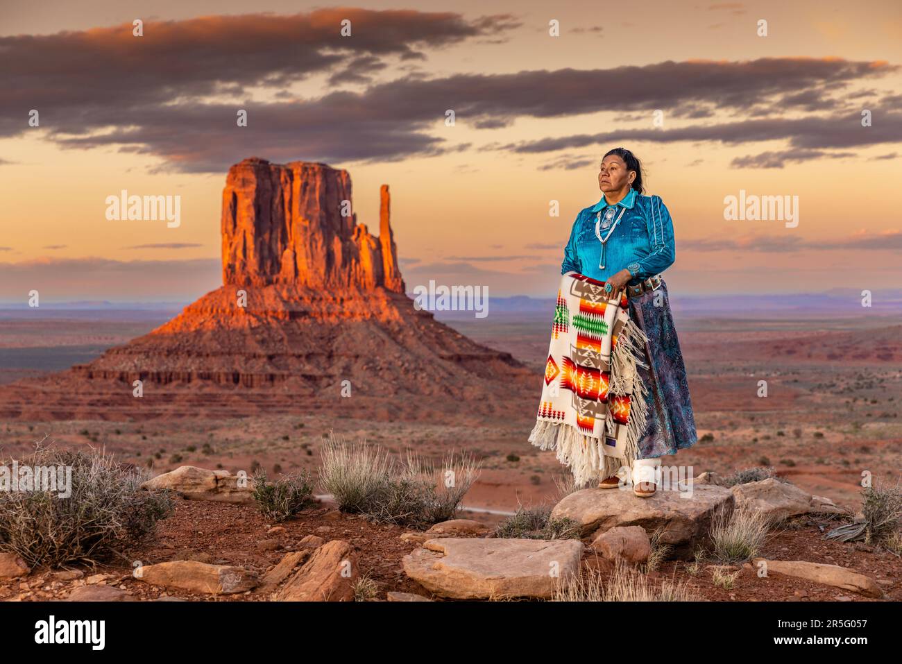 Donna Navajo indiana americana in posa durante il tramonto a Monument Valley Sunset, Arizona, Stati Uniti Foto Stock