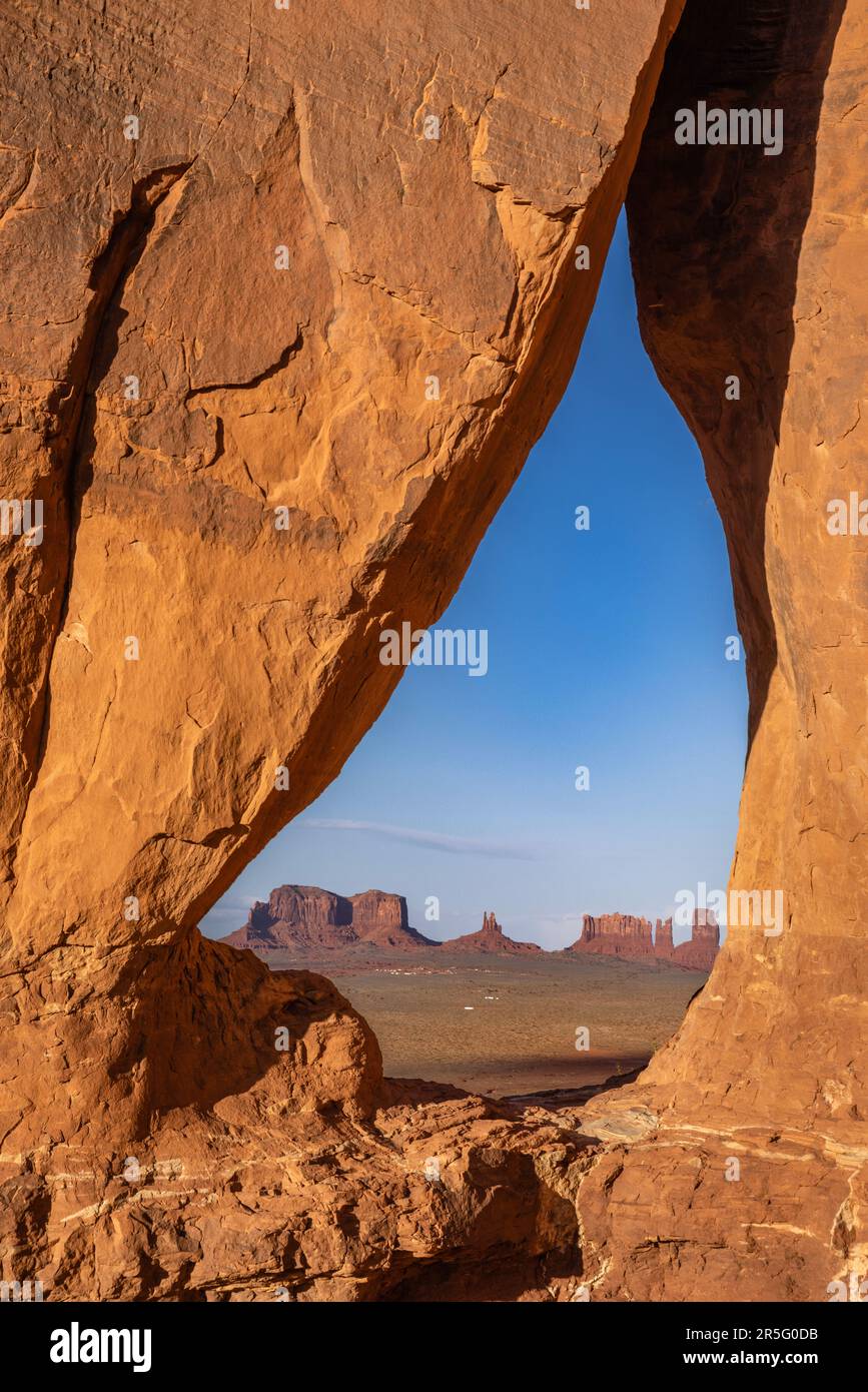Immagine del tramonto attraverso l'Arco di lacrima al Monument Valley Navajo Tribal Park, Arizona, Stati Uniti Foto Stock