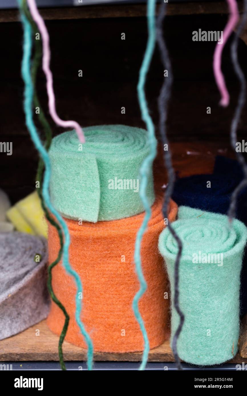 I nastri colorati di feltro vengono arrotolati in lumache. Foto Stock