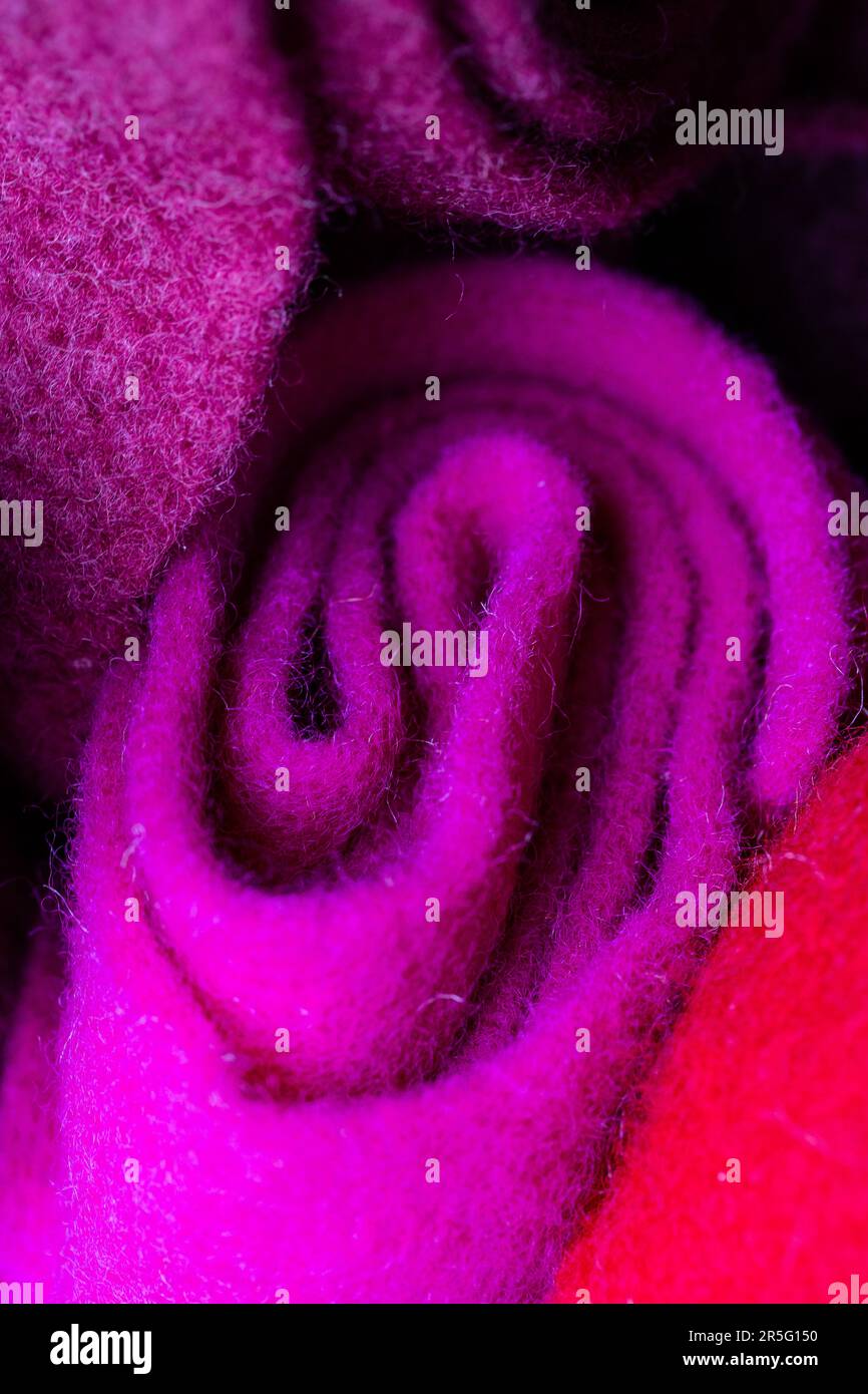 Un nastro viola di feltro viene arrotolato in un rotolo. Foto Stock