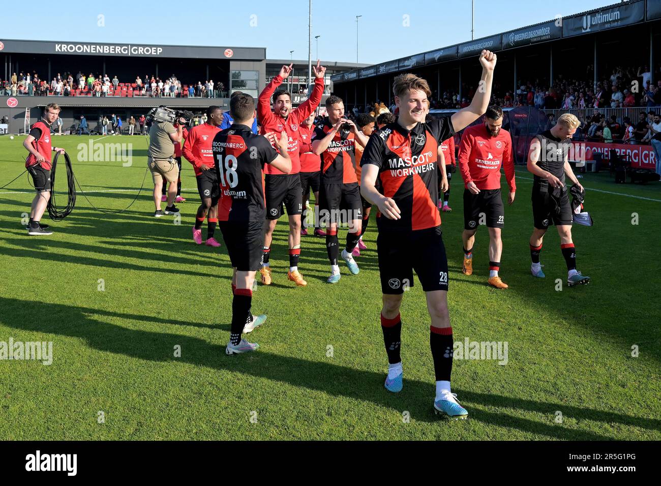 ALMERE - Almere City FC giocatori dopo la fine del play-off promozione / retrocessione partita tra Almere City FC e VVV-Venlo allo stadio Almere City FC il 3 giugno 2023 ad Almere, Paesi Bassi. ANP GERRIT VAN KOLOLEN Foto Stock