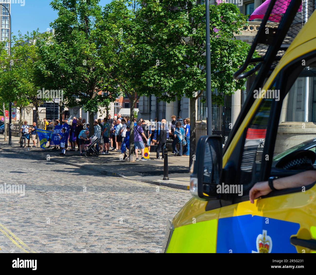 Liverpool, Regno Unito. 03rd giugno, 2023. I tifosi della squadra di calcio di Everton protestano fuori dal Royal Liver Building, Albert Docks. Jack Holland/Pathos Credit: Pathos Images/Alamy Live News Foto Stock