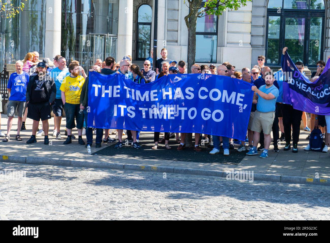 Liverpool, Regno Unito. 03rd giugno, 2023. I tifosi della squadra di calcio di Everton protestano fuori dal Royal Liver Building, Albert Docks. Jack Holland/Pathos Credit: Pathos Images/Alamy Live News Foto Stock