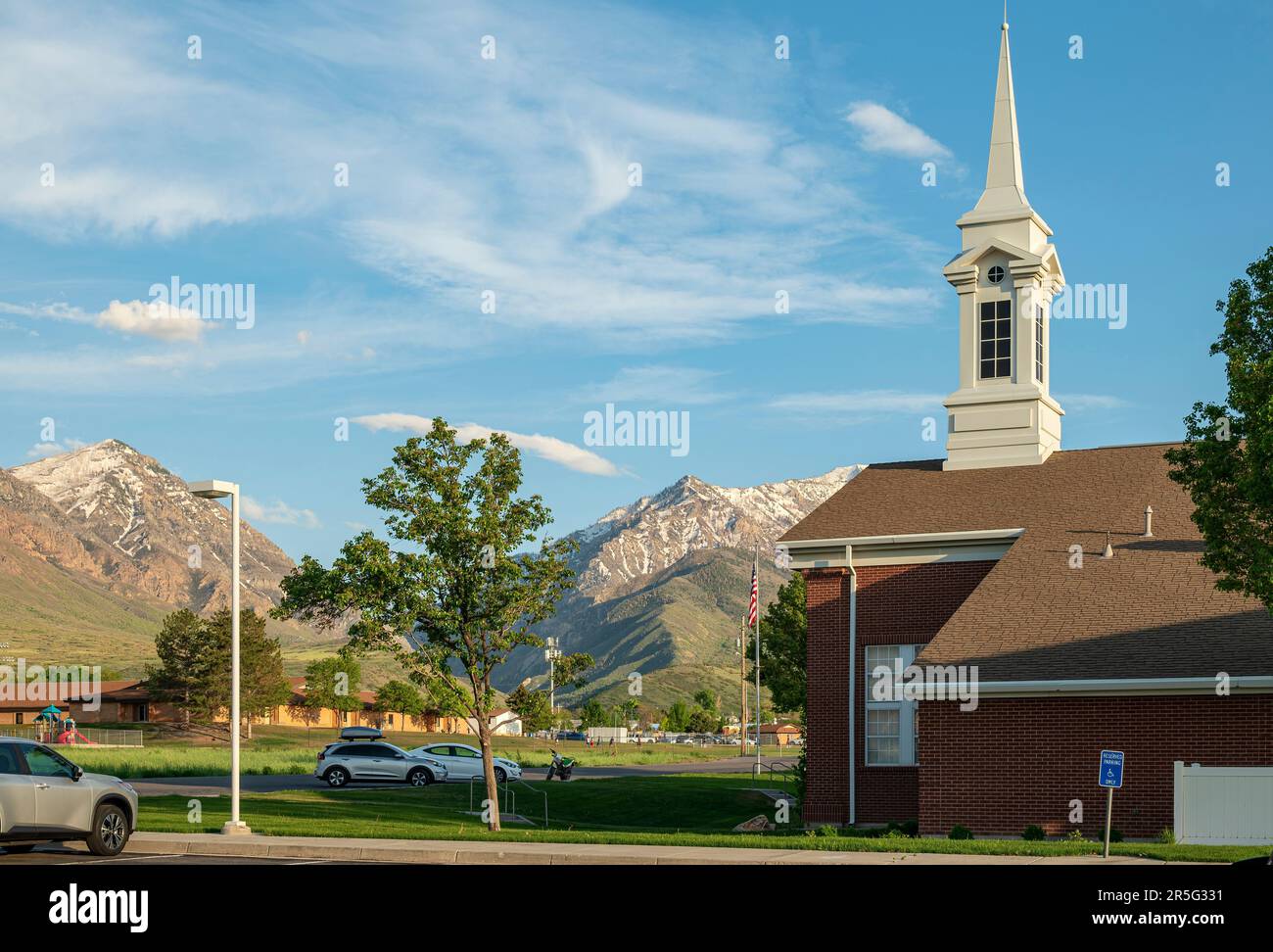 Chiesa dei Santi degli ultimi giorni e montagne circostanti a Santaquin Utah. Foto Stock