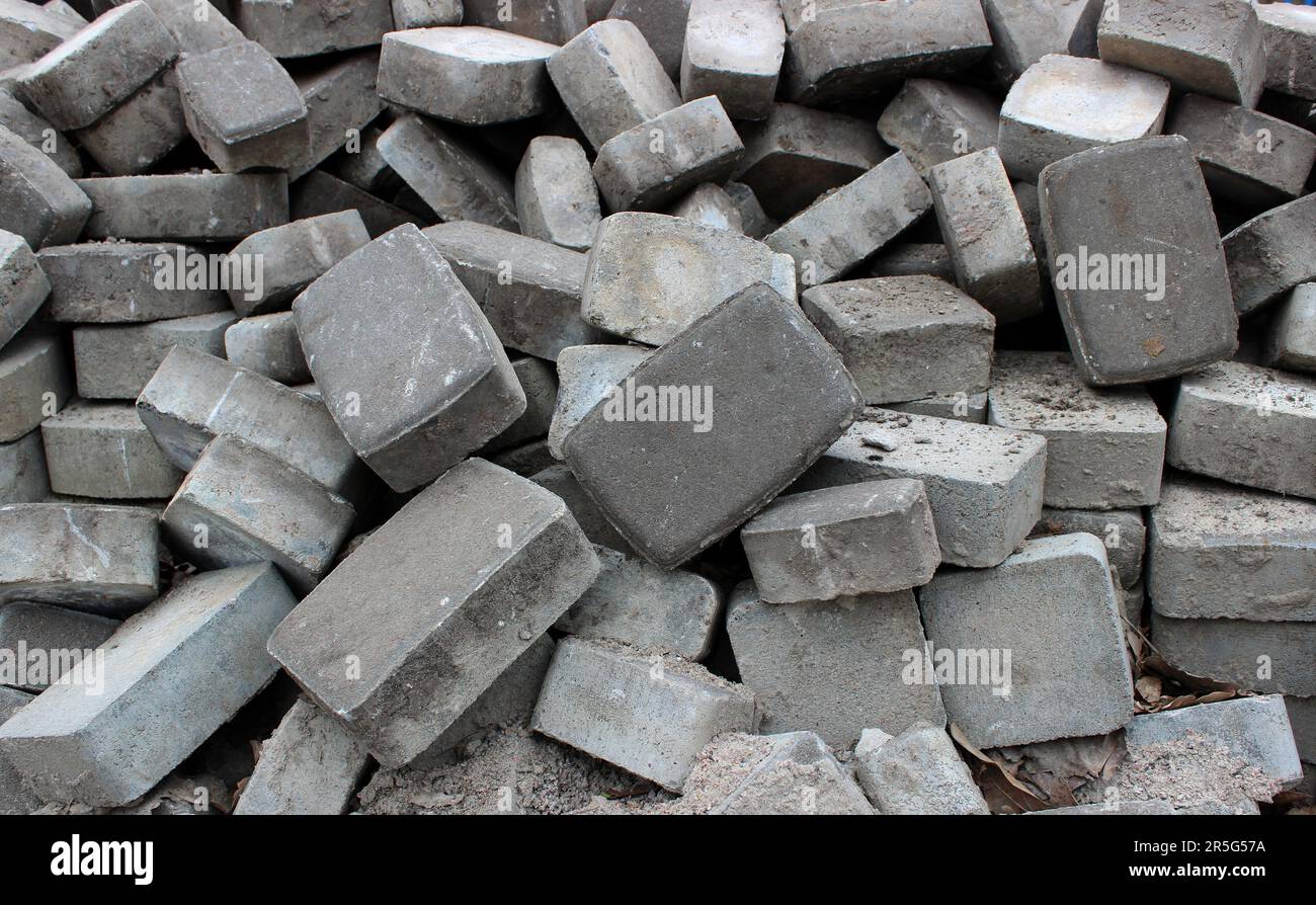 Schema di lastre di pavimentazione in calcestruzzo rimosse sporche in Un cumulo Foto Stock