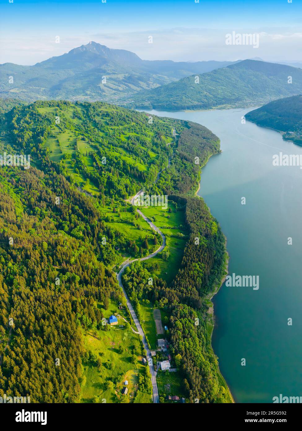 Lago di Bicaz e montagna di Ceahlau Landcape (Romania) Foto Stock