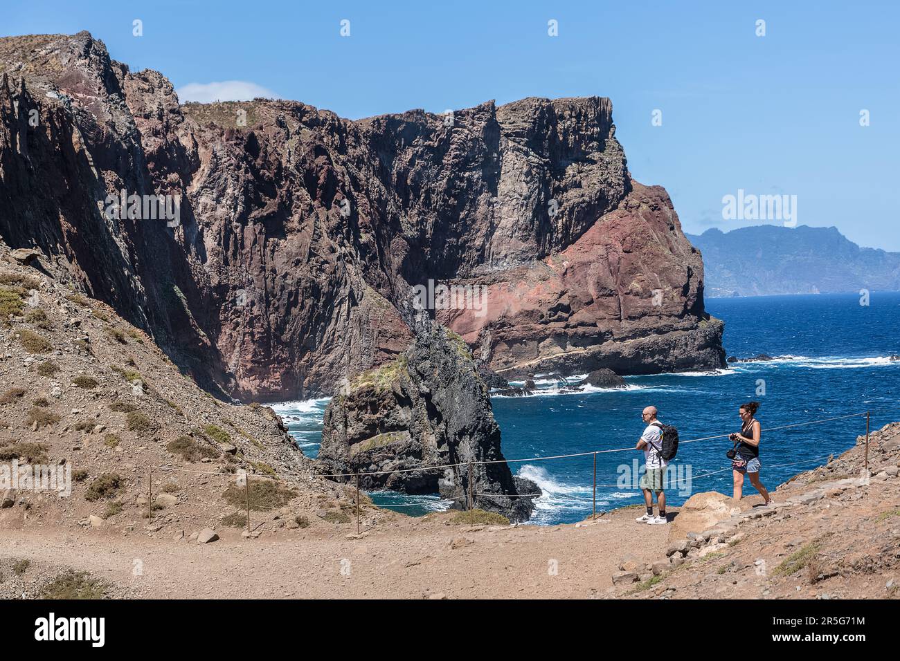 Isola di Madeira Portogallo - 04 19 2023: Vista di un gruppo di turisti escursioni a piedi in St. Capo de São, sull'isola di Madeira, Portogallo Foto Stock
