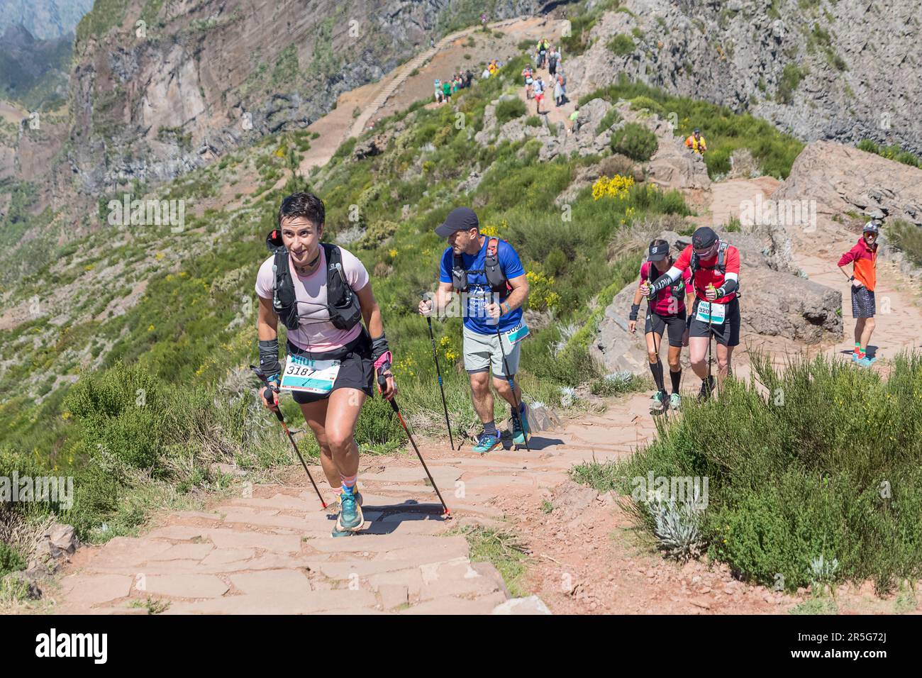 Isola di Madeira Portogallo - 04 22 2023: Atleti rigorosamente attrezzati che terminano la gara del sentiero Pico do Areeiro, nuvole basse e montagne sullo sfondo, M Foto Stock