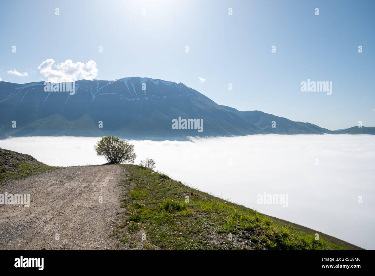 Coperta di nebbia che copre il piano Grande (grande pianura) al mattino presto visto dall'alto, meteo Italia, Europa Foto Stock