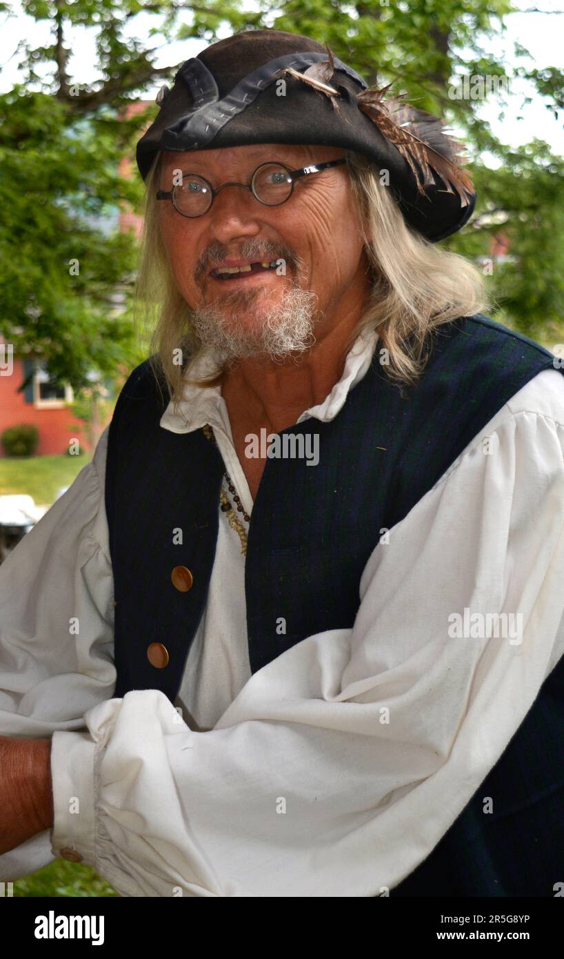 Un reenactor di storia vestito in stile 19th ° secolo parla ai visitatori in un evento di storia vivente ad Abingdon, Virginia. Foto Stock