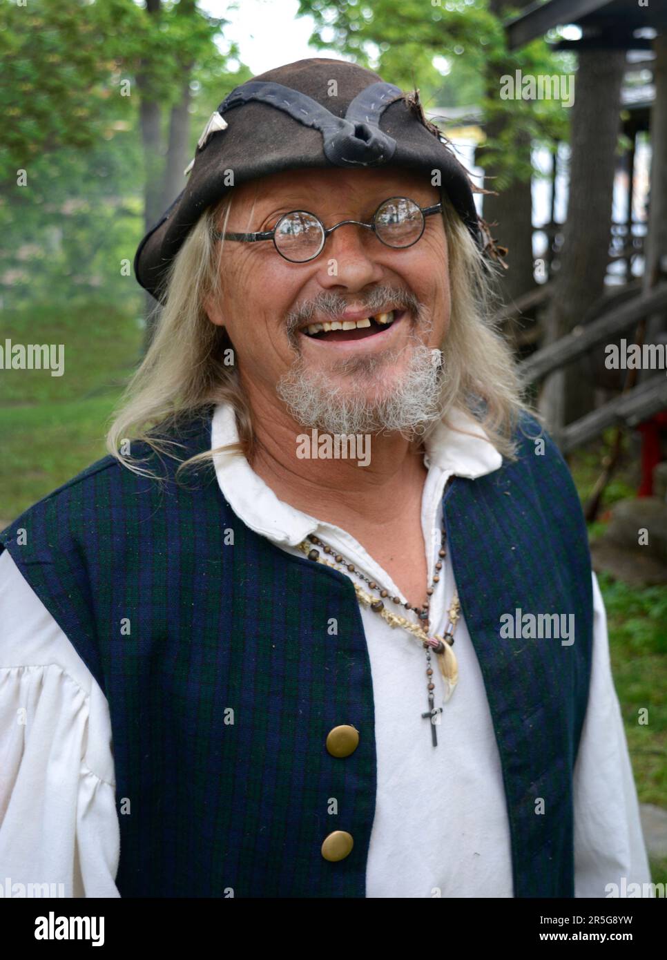 Un reenactor di storia vestito in stile 19th ° secolo parla ai visitatori in un evento di storia vivente ad Abingdon, Virginia. Foto Stock