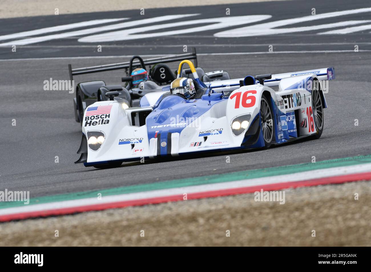 Scarperia, 2 aprile 2023: MG-Lola EX257° anno 2004 in azione durante il Mugello Classic 2023 sul circuito del Mugello in Italia. Foto Stock