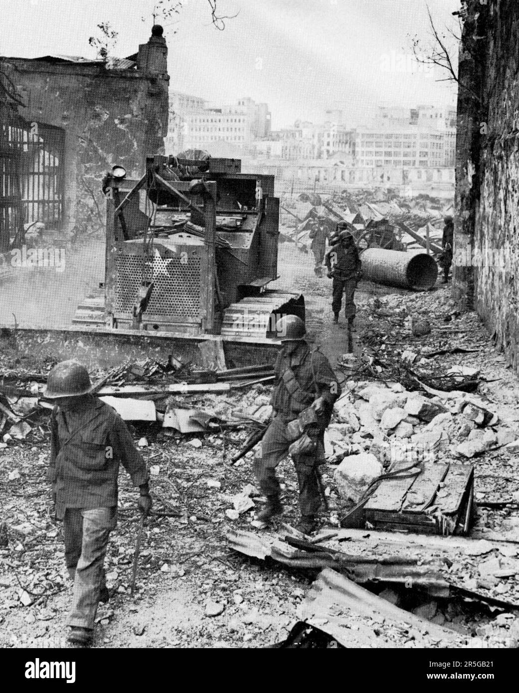 Truppe statunitensi combattono nella città murata, Manila, 27 febbraio 1945 Foto Stock