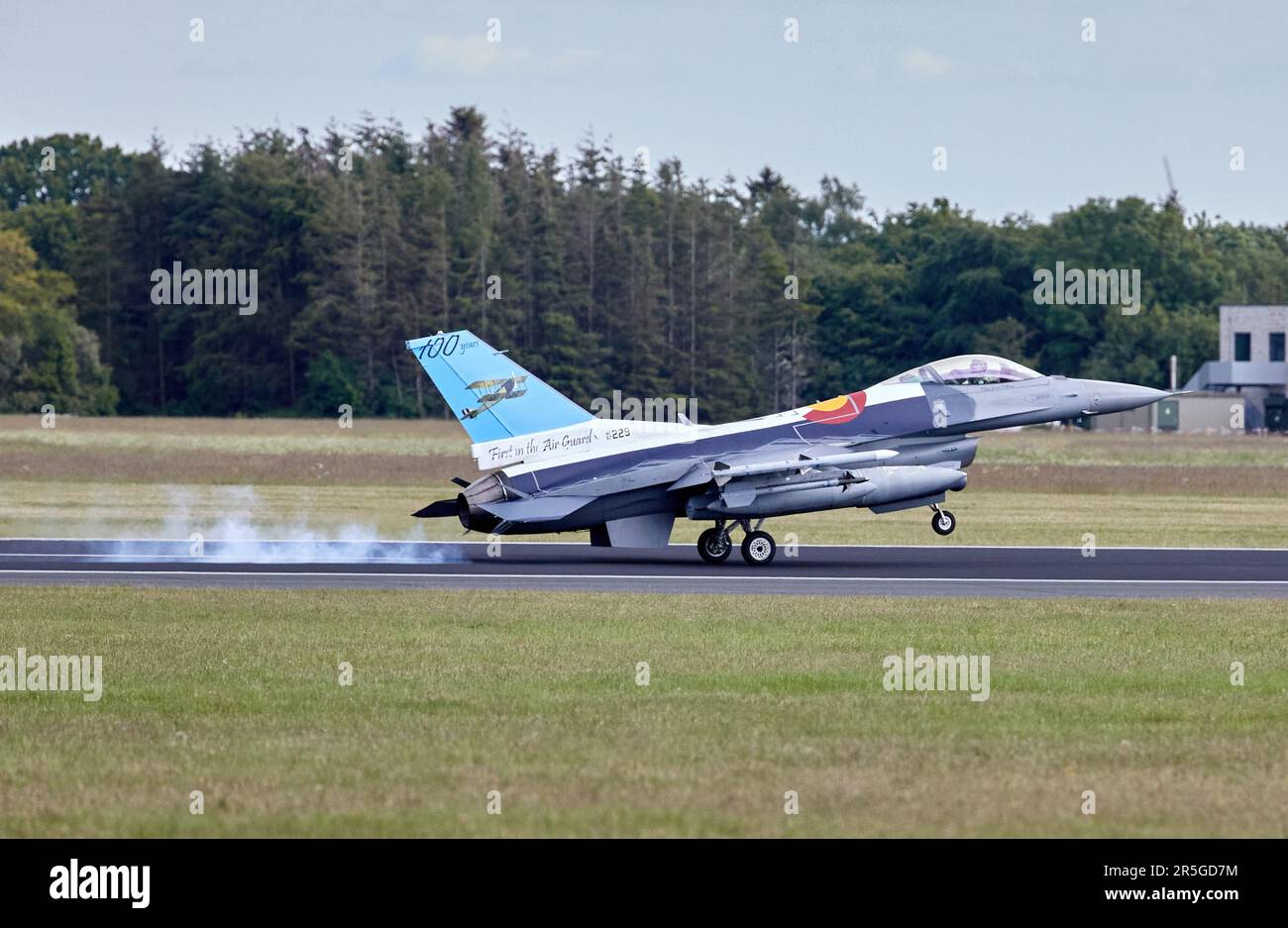 03 giugno 2023, Schleswig-Holstein, Jagel: Un aereo da caccia da F16 degli Stati Uniti atterra alla base aerea di Jagel, Schleswig-Holstein. Un totale di sette velivoli arrivarono al campo aereo dello Squadrone 51 dell'aeronautica tattica 'Immelmann' il sabato. Secondo l'Aeronautica militare, 25 nazioni con 250 velivoli e 10.000 militari e donne dovranno partecipare all'esercizio "Air Defender 2023" dal 12 al 23 giugno sotto la guida tedesca. Foto: Georg Wendt/dpa Foto Stock